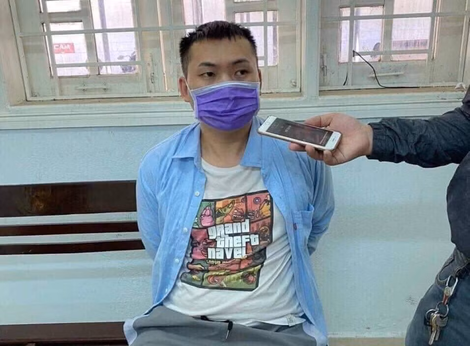 Cuối năm 2019, Bao để chồng và con ở nhà, nhập cảnh Đà Nẵng rồi thường xuyên đến sòng bài ở quận Ngũ Hành Sơn chơi. Tại đây, Bao chứng kiến Quý Bình nhiều lần đánh bạc thắng nên ngỏ ý hùn vốn cùng chơi. Nếu thắng bạc thì hai bên cùng chia tiền lời, còn thua thì cùng chịu.