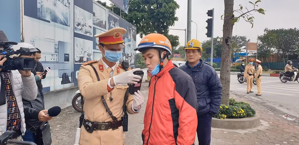 Tai sao nguoi dan Ha Noi vui ve huong ung khi CSGT Ha Noi kiem tra nong do con?-Hinh-5