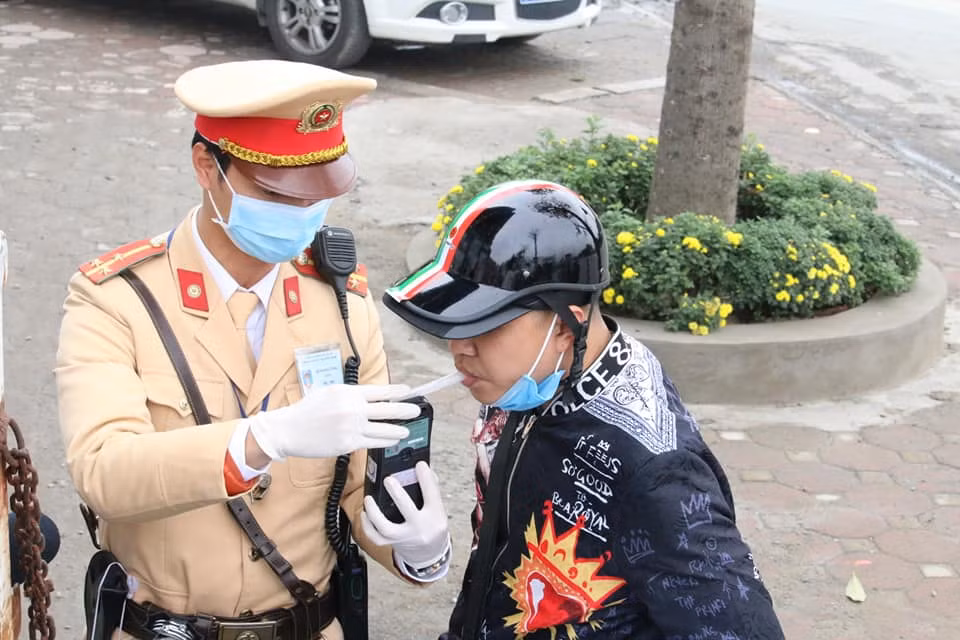 Tai sao nguoi dan Ha Noi vui ve huong ung khi CSGT Ha Noi kiem tra nong do con?-Hinh-2