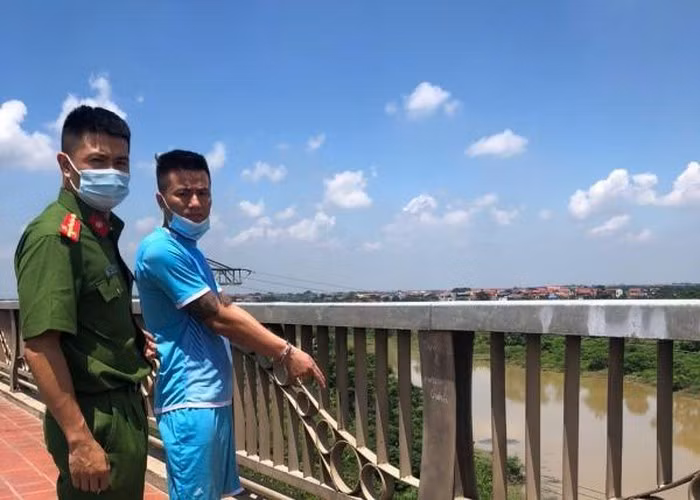 Đối tượng để xe máy cách xa 100m rồi đi bộ tới tiệm vàng và trèo từ nhà bên cạnh sang tầng 2 của tiệm vàng rồi leo lên ban công tầng 3. Tại đây, Hân sử dụng kìm cộng lực và thanh sắt nhọn đã chuẩn bị từ trước phá cửa kính, cửa gỗ để cắt khung sắt đột nhập vào bên trong.