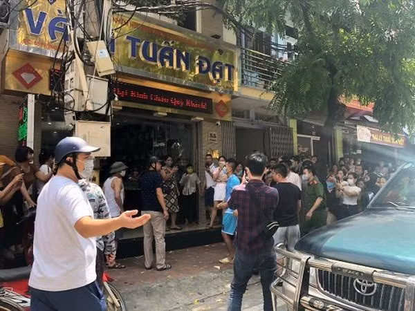Quá trình điều tra vụ án, Phòng Cảnh sát hình sự nhận được tin báo về một vụ trộm tại cửa hàng kinh doanh xe máy xảy ra tại xã Bình Yên, huyện Thạch Thất. Theo trình báo, kẻ gian đột nhập trộm chiếc xe máy Honda SH 150i vùng 58 triệu đồng để trong két sắt.