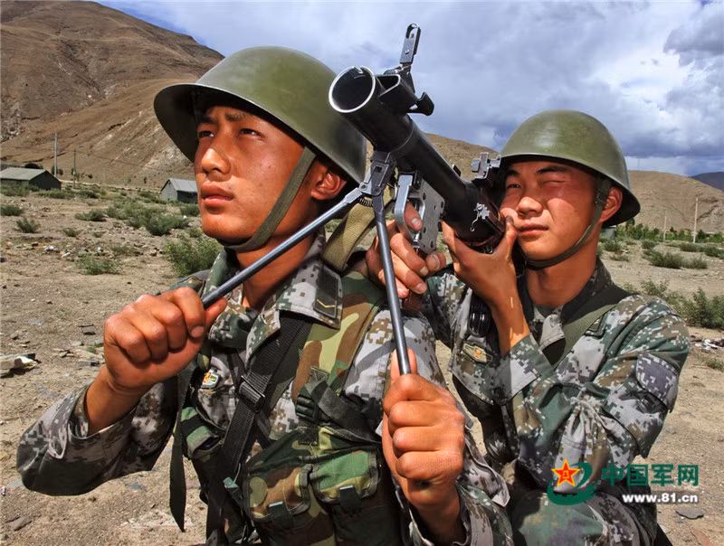 "Lấy thân mình làm giá cho súng chống tăng Type 69".