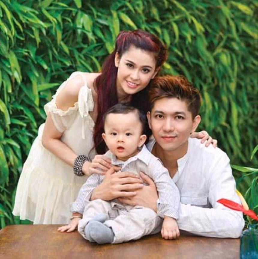 Tuy nhiên, khoảng thời gian mặn nồng vẫn có những cơn sóng ngầm. Thỉnh thoảng, người ta vẫn thấy Trương Quỳnh Anh đăng những status đầy tâm trạng trên trang cá nhân. Khi được bạn bè thăm hỏi và nghi ngờ về hạnh phúc riêng, nữ diễn viên vẫn tỏ ra mạnh mẽ và đặt hết niềm tin vào tổ ấm của mình.