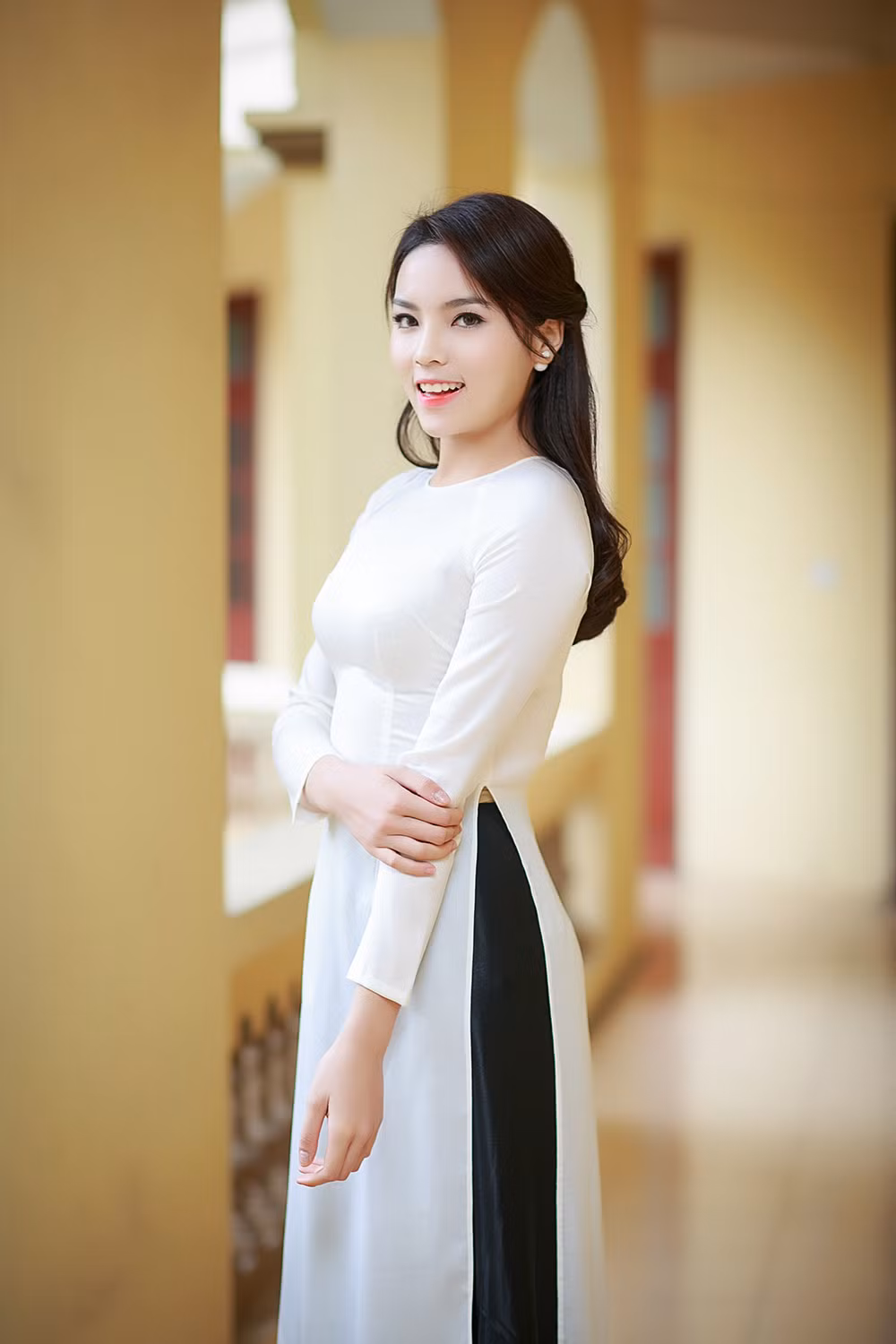 Kỳ Duyên diện chiếc áo dài trắng tinh khôi khoe vẻ đẹp trong sáng không tỳ vết.