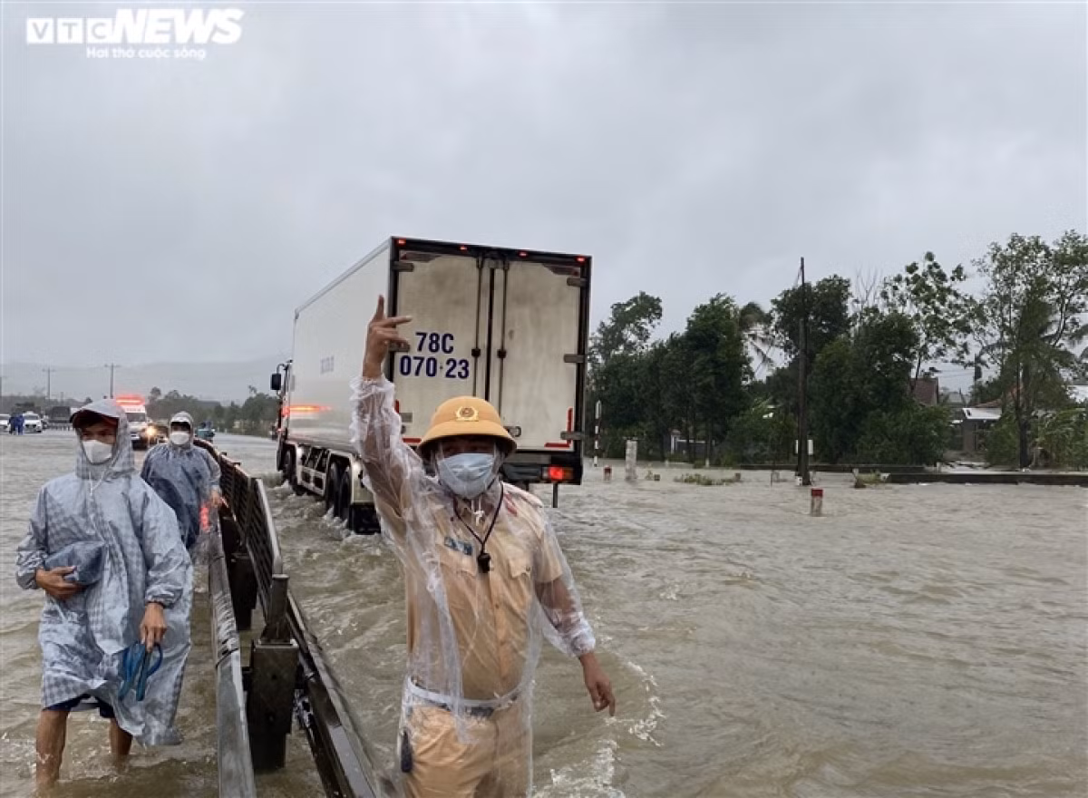 Thiếu tá Huỳnh Tuế, Đội trưởng Đội CSGT Công an huyện Phú Lộc cho biết, trong ngày 17/10, lượng phương tiện (phần lớn là xe chở hàng hóa Bắc-Nam) lưu thông qua địa bàn tăng cao so với những ngày trước đó. Vì vậy, lực lượng CSGT huyện đã túc trực 24/2 để hướng dẫn, điều hòa giao thông, ra tín hiệu giúp các phương tiện lưu thông qua vùng ngập lụt được an toàn. 