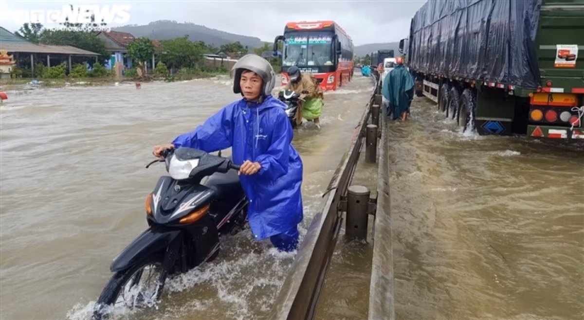 Trung tá Nguyễn Thanh Hùng, Trưởng Công an thị trấn Lăng Cô cho biết, đến chiều 17/10, Công an thị trấn đã lập 4 chốt kiểm soát người ra tại khu vực phong tỏa ở Tổ dân phố An Cư Tây và Hói Dừa. Trong ngày 17/10, lực lượng Công an thị trấn cũng đã dùng thuyền để đưa lương thực, thực phẩm đến hàng trăm hộ dân trong khu vực phong tỏa. 