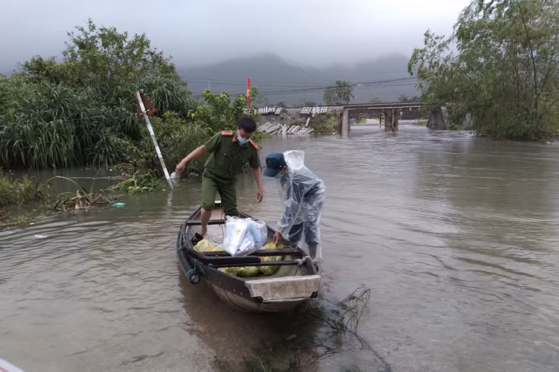 Bên cạnh đó, nhiều người dân vẫn tiếp tục về quê bằng xe máy nên chính quyền huyện Phú Lộc đã sát cánh chia sẻ, giúp đỡ người dân qua vùng ngập lụt an toàn. Ông Phan Công Mẫn, Chủ tịch UBND huyện Phú Lộc cho biết, hiện huyện cũng đã có bố trí các điểm dừng chân, tại các chốt kiểm soát y tế còn được bố trí giường xếp và đầy đủ các nhu yếu phẩm để giúp người dân trên đường về quê có thể lưu trú trong những ngày mưa lũ để đảm bảo an toàn. 