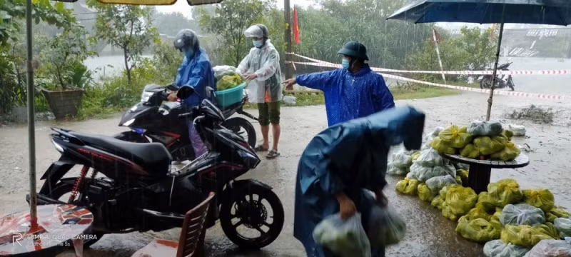 Các "Siêu thị 0 đồng" ở cửa ngõ phía Nam tỉnh Thừa Thiên Huế hoạt động 24/24 để phục vụ người dân trên đường về quê. “Huyện Phú Lộc đã huy động cả hệ thống chính trị, lực lượng vũ trang, chính quyền địa phương và các đoàn thể vừa chung tay phòng, chống dịch vừa giúp đỡ người dân ở các tỉnh, thành miền Nam và Tây Nguyên trên đường về quê”, Chủ tịch UBND huyện Phú Lộc chia sẻ. 
