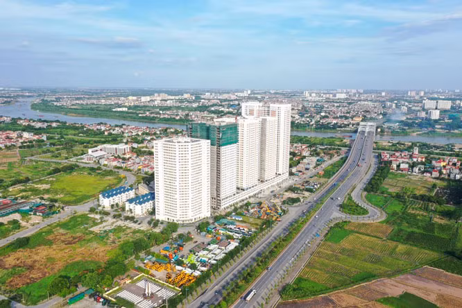  Huyện Đông Anh: Nằm ở phía bắc TP. Hà Nội, cách trung tâm thành phố 15 km. Phía Đông giáp huyện Gia Lâm và thị xã Từ Sơn, huyện Yên Phong (tỉnh Bắc Ninh), phía Nam giáp quận Long Biên, quận Tây Hồ và quận Bắc Từ Liêm, phía tây giáp huyện Mê Linh và huyện Đan Phượng, phía bắc giáp huyện Sóc Sơn với ranh giới là sông Cà Lồ. 