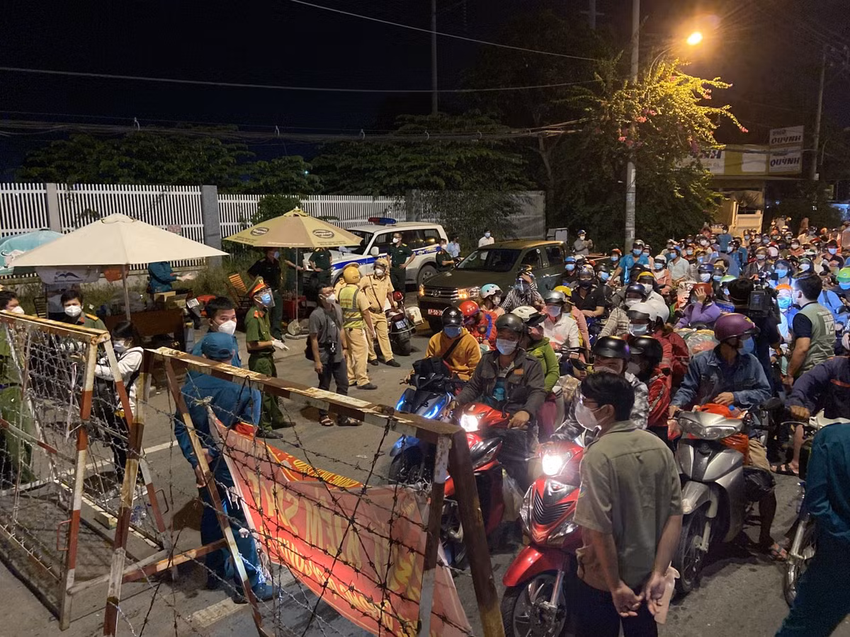 TPHCM đang khuyến khích người dân ở lại vì cần lực lượng lao động; tuy nhiên, thất nghiệp đã lâu khiến người dân đã cạn kiệt tài chính nên họ muốn về quê sinh sống, chờ đợi kinh tế TPHCM khôi phục họ sẽ quay lại sau. Ảnh TTX.