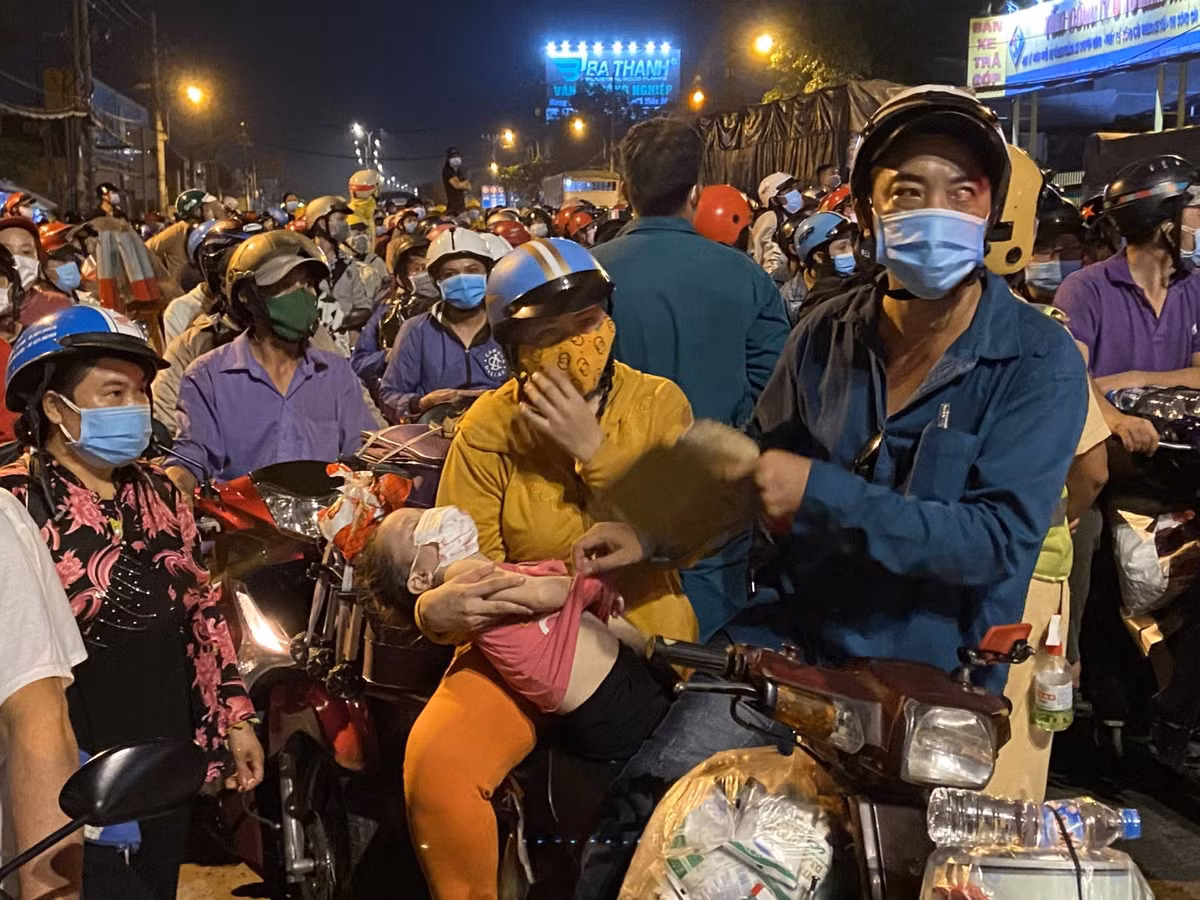 Nhiều người dân miền Tây đã bám trụ tại TPHCM hơn 4 tháng qua, khi nghe TPHCM tháo dỡ các chốt kiểm soát từ chiều ngày 30/9 nên tranh thủ về quê. Ảnh TTX.