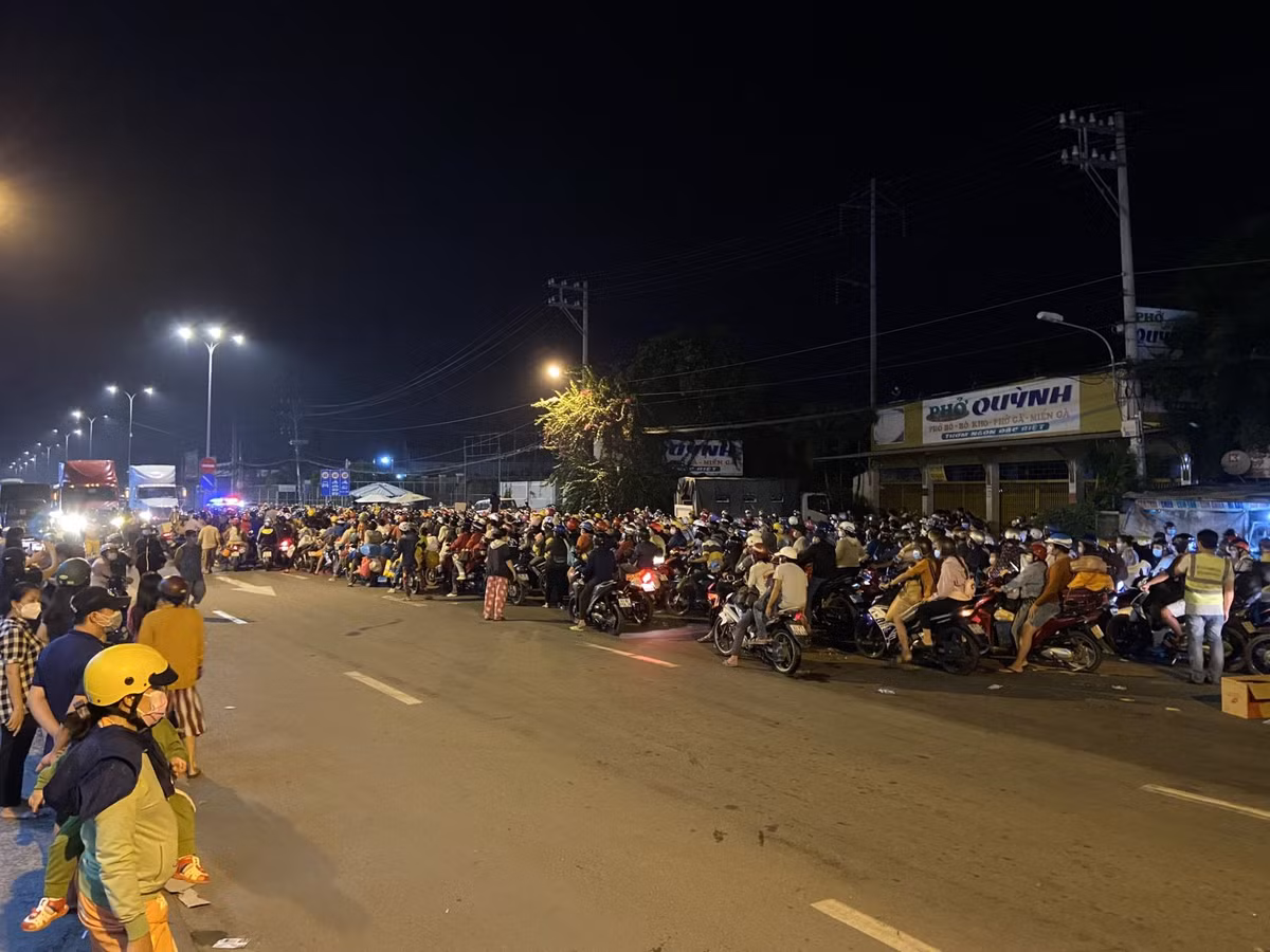 Hàng nghìn người kéo về miền Tây trong đêm, cửa ngõ TPHCM ùn ứ Hang nghin nguoi keo ve mien Tay trong dem, cua ngo TPHCM un u