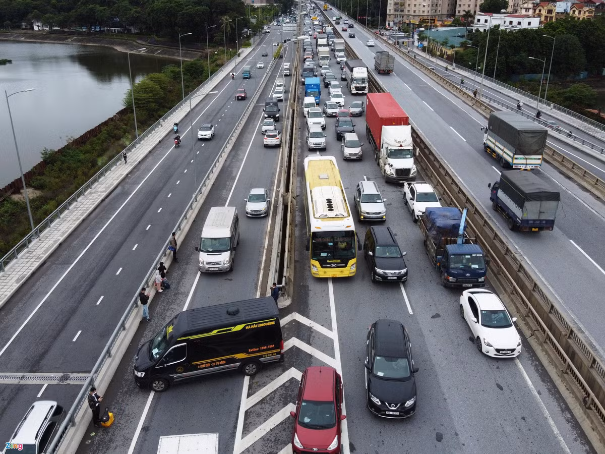 Ha Noi: Tai nan lien hoan, duong Vanh dai 3 te liet gan 15km