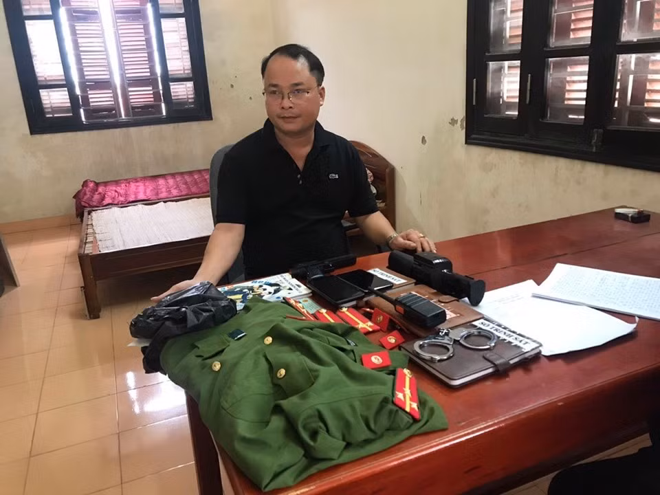  Giả danh để tạo lòng tin với phụ nữ: Năm 2019, Lê Văn Đỉnh giả danh cán bộ công an, công tác tại Tiểu đoàn Cảnh sát cơ động Đông Bắc II, khu Nà Tâm, TP Lạng Sơn, tỉnh Lạng Sơn. Đối tượng tự trang bị cảnh phục, súng kim loại, còng số tám... để tạo lòng tin với một người phụ nữ để vay mượn tiền ước tính trên 4 tỷ đồng và 1 chiếc xe ô tô hiệu Mazda BKS 12C - 057.13.