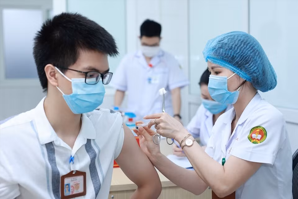  Lộ trình tiêm vắc xin cho trẻ em thận trọng, an toàn, khoa học: Tại Nghị quyết số 127/NQ-CP, Chính phủ yêu cầu Bộ Y tế xây dựng kế hoạch cụ thể để bảo đảm nguồn vắc xin và đẩy nhanh tiến độ nhập khẩu vắc xin; tổ chức tiêm chủng vắc xin kịp thời, hiệu quả theo mục tiêu chiến lược đã đề ra, không để lãng phí; khẩn trương xây dựng lộ trình tiêm cho trẻ em thận trọng, an toàn, khoa học. 