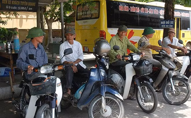 Năm 2019, Sở GTVT Hà Nội trình UBND thành phố chờ phê duyệt dự thảo về quản lý và sử dụng xe thô sơ, xe gắn máy (xe ôm), xe môtô hai bánh để vận chuyển hành khách, hàng hóa. Trong đó có nội dung người hành nghề chở khách hay hàng hoá bằng môtô, xe máy sẽ phải đăng ký với UBND phường, xã để được cấp thẻ và đeo nơi ngực áo từ ngày 1/1/2021. Tuy nhiên, nội dung này vẫn nằm trên giấy. 