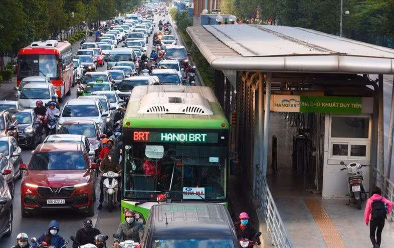 Từ năm 2016, TP Hà Nội đã vận hành tuyến vận tải hành khách công cộng BRT với hy vọng giảm thiểu sử dụng phương tiện cá nhân, giảm ùn tắc. Tuy nhiên, đến nay, giải pháp này có vẻ đã thất bại. Cùng với BRT, nhiều tuyến buýt thường cũng hoạt động dày đặc, nhưng ùn tắc vẫn gia tăng.