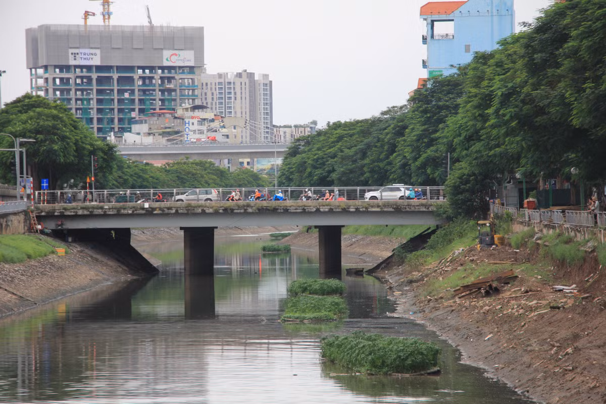 Ngày 14/10, dòng sông Tô Lịch với chiều dài 13,346km từ hạ lưu cống Hoàng Quốc Việt (quận Cầu Giấy) đến sông Nhuệ đã trở lại trạng thái ô nhiễm như hàng ngày sau khi bất ngờ chuyển màu xanh ngắt vào sáng 13/10.