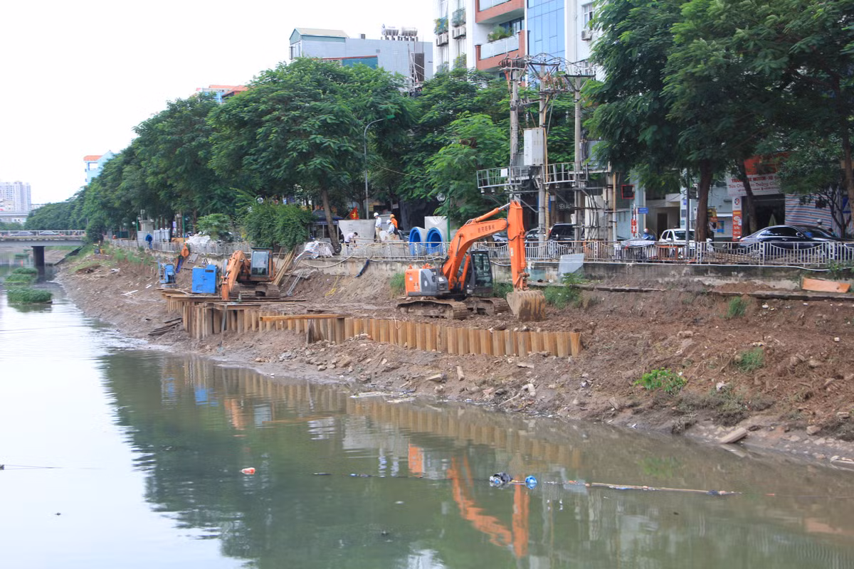 Công trình cải tạo bờ kè sông Tô Lịch vẫn đang được thực hiện. Tuy nhiên, việc cày xới đất hai bên bờ rồi đổ thẳng xuống lòng sông khiến một khoảng bề mặt nước thêm đục ngục.