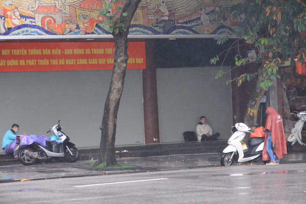 Ngoài việc mặc thêm áo ấm, hầu hết người dân khi ra đường đều phải mặc thêm áo mưa để chống lại cái lạnh buốt của cơn mưa kéo dài.