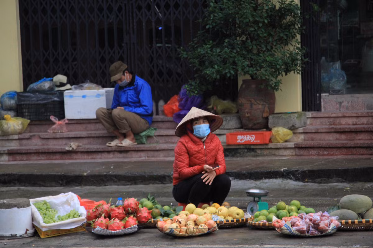 Cảnh tượng người dân Hà Nội co ro, mệt mỏi dễ bắt gặp ở trên đường trong tiết trời mưa lạnh.