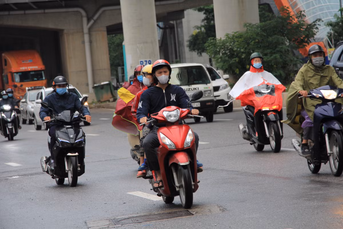 Nguoi dan Ha Noi co ro trong cai lanh dau mua
