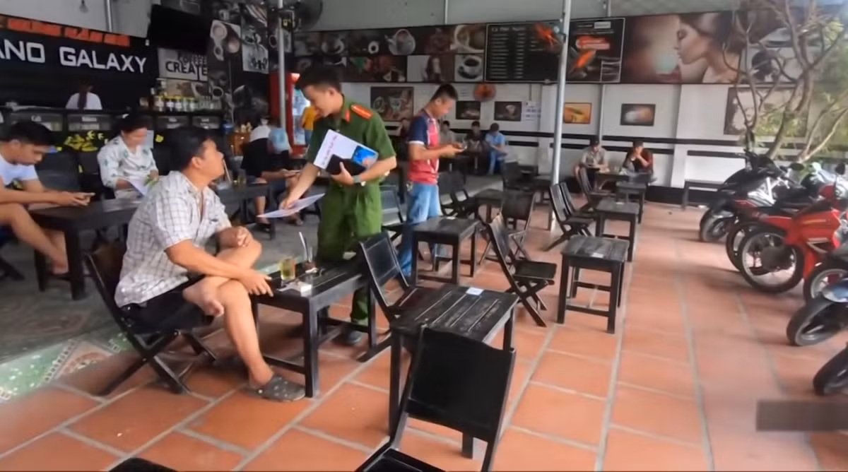 Sau khi "phác họa" được đặc điểm nhận dạng của các đối tượng, Công an đã in ra nhiều tờ rơi để chuyển đến tay người dân nhằm nhận được những thông tin phản ánh, tố giác.