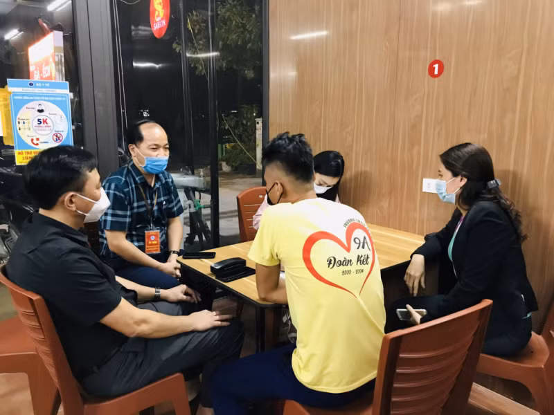 TP Hạ Long đình chỉ 3 chủ tịch phường: UBND TP Hạ Long (tỉnh Quảng Ninh) vừa ban hành Quyết định đình chỉ nhiệm vụ 15 ngày đối với Chủ tịch của 3 phường Hà Khẩu, Hoành Bồ, Hồng Hải, để tập trung chỉ đạo khắc phục hậu quả trong công tác lãnh đạo, chỉ đạo phòng chống dịch. Trước đó, đoàn kiểm tra phát hiện một số cơ sở dịch vụ ăn uống trên địa bàn 3 phường chưa thực hiện nghiêm túc phòng, chống dịch COVID-19.
