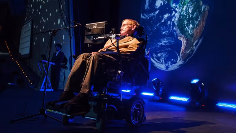 Đến năm 1974, nhà vật lý Hawking đưa ra lý thuyết "Bức xạ Hawking" khi cho rằng, các hố đen phát ra bức xạ cho đến khi chúng cạn kiệt năng lượng và bay hơi.