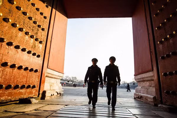 Lý do thứ hai được cho là vì để bảo vệ 2 cổng chính của Tử Cấm Thành. Mỗi năm có hàng chục ngàn du khách ghé thăm cung điện này. Nếu người nào cũng chạm tay vào cánh cửa và những chiếc đinh thì sẽ khiến chúng bị phai màu, hư hại.