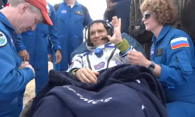 Vào ngày 27/9 (giờ Hà Nội), tàu Soyuz MS-23 của Nga chở 3 phi hành gia: Frank Rubio (47 tuổi, áo trắng giữa ảnh), Sergey Prokopyev (48 tuổi) và Dmitry Petelin (40 tuổi) hạ cánh an toàn xuống thảo nguyên Kazakhstan. Theo đó, nhiệm vụ kéo dài 371 ngày trên trạm ISS của họ kết thúc tốt đẹp.