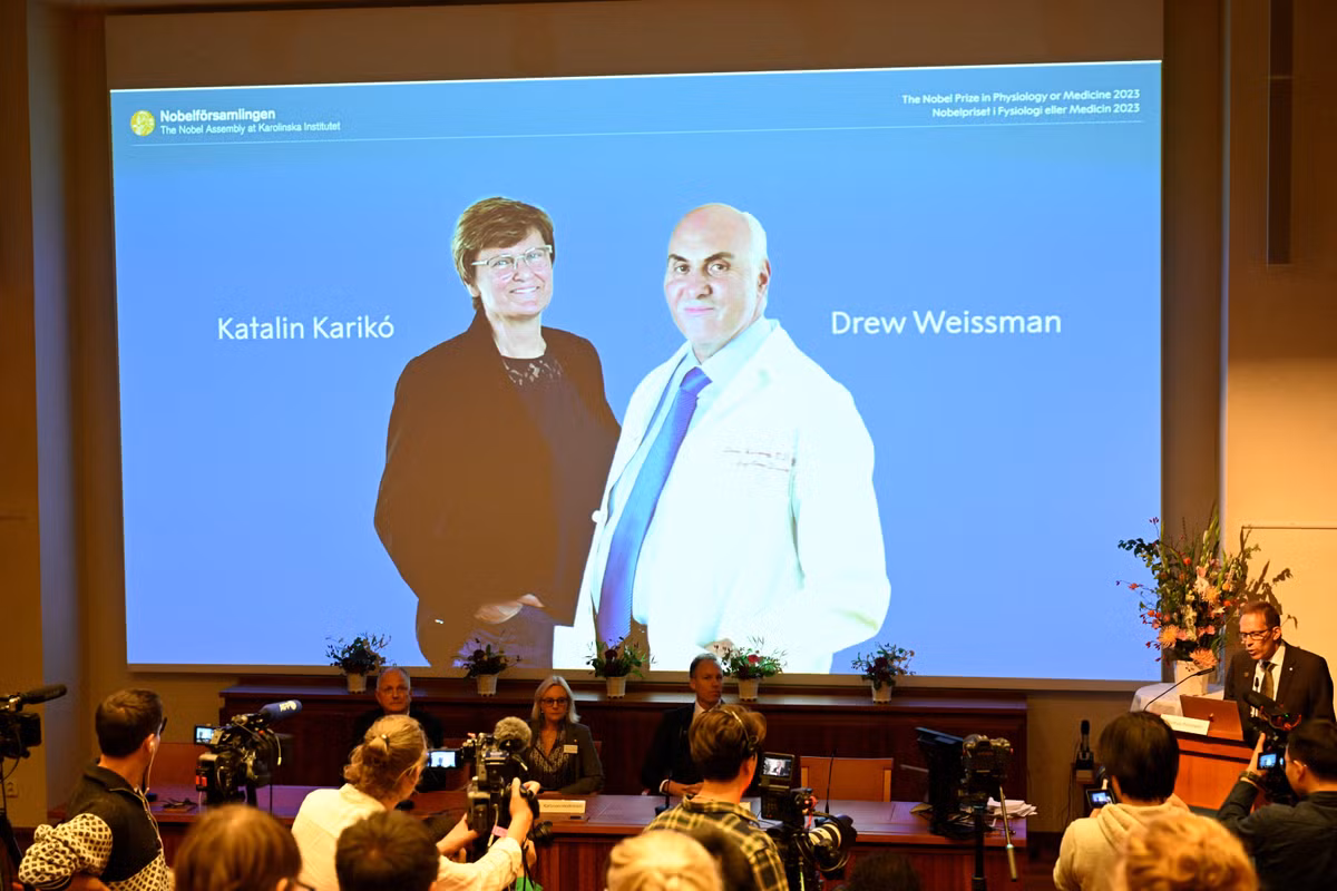 Những nghiên cứu của nhà khoa học Katalin Karikó và Drew Weissman liên quan đến việc sửa đổi nucleoside cơ sở cho phép phát triển vắc xin mRNA hiệu quả chống lại đại dịch COVID-19.