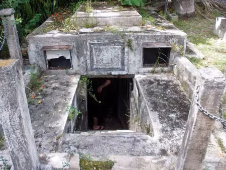 Được xây dựng trong nghĩa trang nhà thờ xứ đạo Oistins thuộc quốc đảo Barbados vào khoảng những năm 1720, hầm mộ của gia tộc họ Chase thoạt nhìn bình thường như những hầm mộ khác. Thế nhưng, những cỗ quan tài bên trong hầm mộ của dòng họ Chase trở thành bí ẩn lớn khi có khả năng tự dịch chuyển.