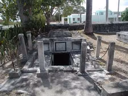 Vào tháng 7/1807, bà Thomasina Goddard là người đầu tiên được mai táng trong hầm mộ của dòng họ Chase. Tiếp đến, thi hài Mary Ann Chase, 2 tuổi, được đặt trong một cỗ quan tài bằng chì rồi đưa vào hầm mộ năm 1808.