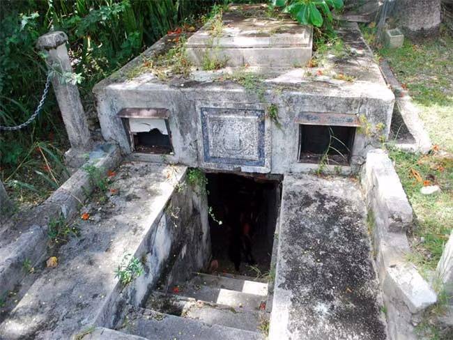 Sau đó, gia đình sắp xếp lại những cỗ quan tài về lại vị trí ban đầu rồi niêm phong hầm mộ. Vào năm 1816, khu hầm mộ của gia tộc họ Chase được mở ra để đưa quan tài bằng chì chứa thi hài Charles Brewster Ames 11 tuổi vào.