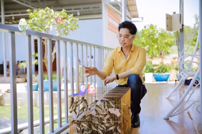 Nam ca si U60 khong cuoi vo, song mot minh trong biet thu dat vang-Hinh-5