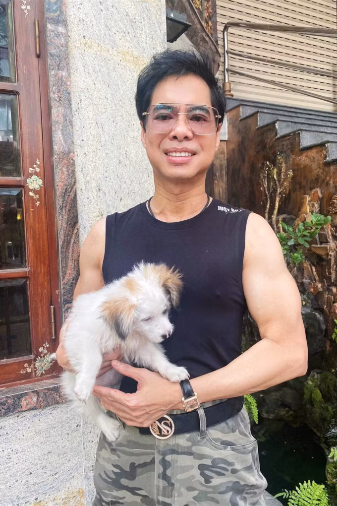 Nam ca si U60 khong cuoi vo, song mot minh trong biet thu dat vang-Hinh-4