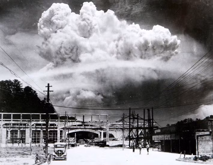 Ba ngày sau (9/8/1945), quả bom hạt nhân thứ hai được Mỹ thả xuống thành phố Nagasaki khiến khoảng 74.000 người thiệt mạng.