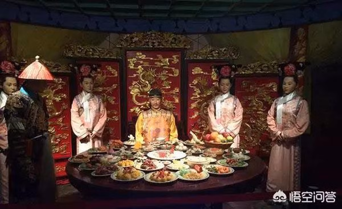 Dù quy định mỗi bữa phải đủ 120 món ăn nhưng một số hoàng đế như Khang Hy, Ung Chính đã thực hành tiết kiệm bằng cách giảm số lượng các món. Nhờ vậy, ngân khố của nhà Thanh dư dả hơn.