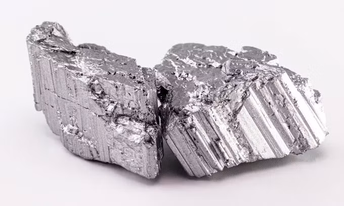 Theo ước tính của Tổ chức nghiên cứu địa chất Geological Survey của Mỹ, trữ lượng đất hiếm toàn thế giới vào khoảng 120 triệu tấn. Trong đó, Trung Quốc sở hữu 44 triệu tấn, Brazil có 22 triệu tấn, Nga có 18 triệu tấn... Tại Việt Nam, trữ lượng đất hiếm vào khoảng 20 triệu tấn, phân bố chủ yếu ở vùng Tây Bắc.