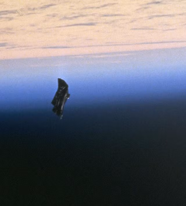 Năm 1960, NASA đã chụp được bức ảnh một vật thể sẫm màu trong quỹ đạo của Trái đất và đặt tên là "vệ tinh Hiệp sĩ đen". Vào thời điểm bức ảnh được chụp, không có vệ tinh nào được phóng cũng như có tiểu hành tinh nào đang ở gần Trái đất. Vật thể này sau đó biến mất một cách bí ẩn để lại dấu hỏi lớn.