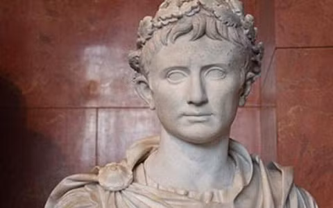 Gaius Octavius hay còn gọi Augustus (63 trước Công nguyên - 14 sau Công nguyên) là hoàng đế La Mã đầu tiên trong lịch sử. Ông được biết đến là người đã thay thế nền cộng hòa La Mã bằng một nền quân chủ hiệu quả.