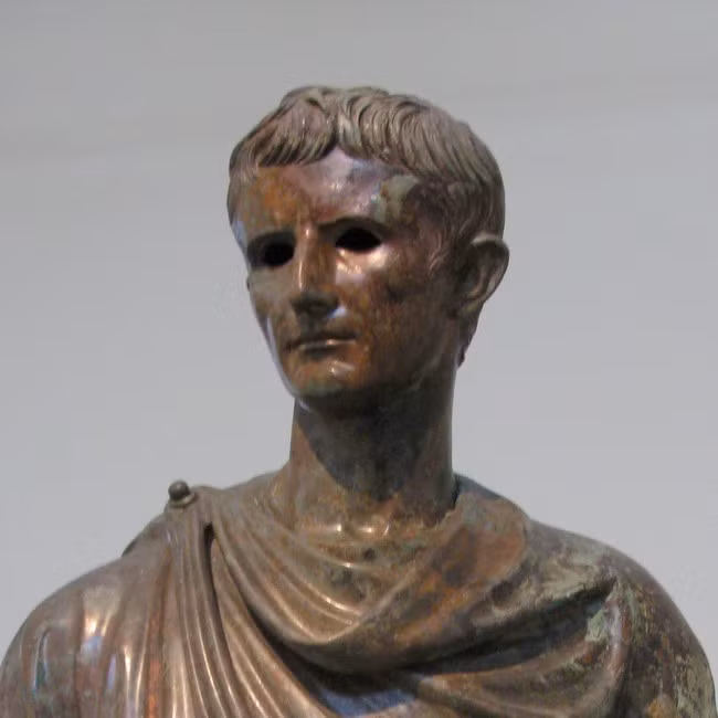 Một số tác phẩm điêu khắc tạc chân dung hoàng đế Augustus còn tới ngày nay. Nhờ đó, giới chuyên gia và công chúng biết được phần nào gương mặt và ngoại hình của ông hoàng La Mã nổi tiếng lịch sử này.