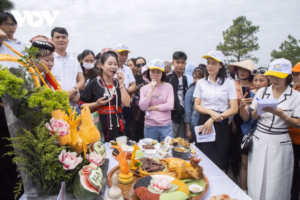 Những món ăn dân dã thơm ngon, hấp dẫn được các đầu bếp chế biến khéo léo, công phu trong "Hội thi ẩm thực dã ngoại Phượng Hoàng". Sau phần chấm giải, du khách được trải nghiệm miễn phí các sản vật đặc trưng của địa phương.