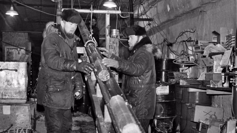 Đến năm 1967, Mỹ buộc phải di chuyển 600 tên lửa hạt nhân ra khỏi Camp Century và dự án Iceworm bị hủy bỏ. Hai năm sau, các chuyên gia của Mỹ quay trở lại kiểm tra thì phát hiện phần lớn các công trình tại "thành phố ngầm" bị băng tuyết phá hủy.