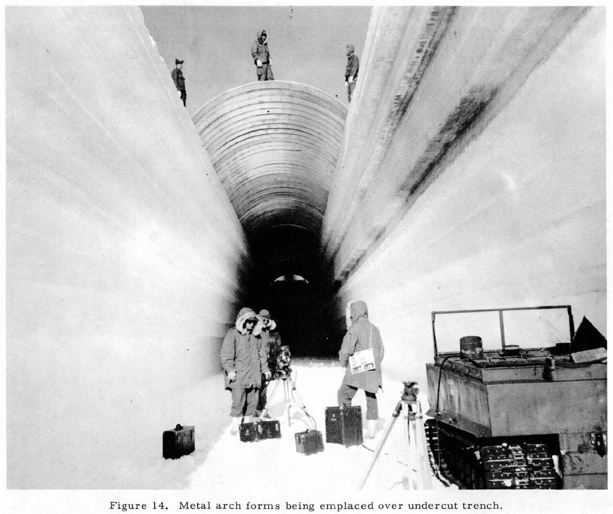 Đến giữa năm 1962, trần của phòng điều hành Camp Century bị tụt nên các chuyên gia, kỹ sư của Mỹ phải gấp rút tu sửa, nâng trần lên 1,5m.