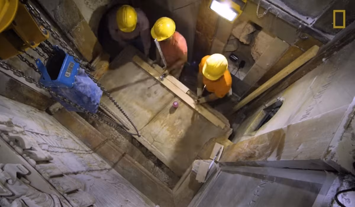 Các nhà nghiên cứu còn phát hiện ra một phiến đá cẩm thạch thứ hai có màu xám chưa từng được biết đến, với vết khắc hình cây thánh giá có lẽ đã được tạc vào thế kỷ 12 do quân Thập tự chinh tạo ra.