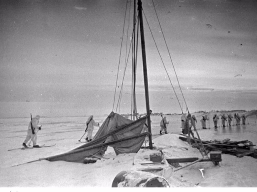 Những đội thuyền trượt băng được thành lập vào năm 1941 tại câu lạc bộ du thuyền “Trud”. Thành viên đều là những vận động viên, các thủy thủ và xạ thủ dày dặn kinh nghiệm.