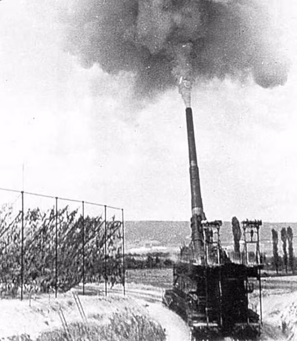 Siêu pháo Schwerer Gustav có chiều dài 47,3m, rộng 7,1m, cao 11,6m. Đường kính cỡ nòng của pháo lên tới 0,8m và sử dụng loại đạn nặng 7,1 tấn.