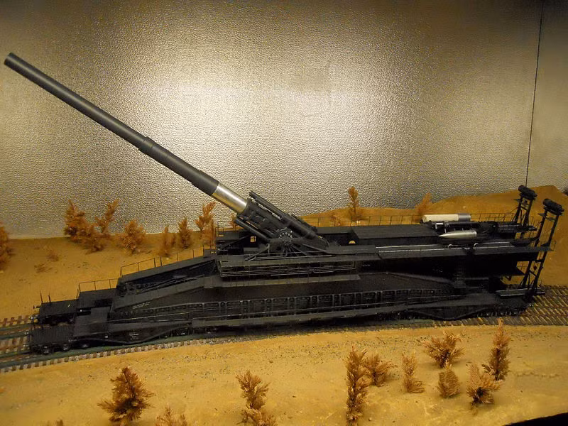 Trước khi Thế chiến 2 kết thúc, Đức quốc xã đã phá hủy siêu pháo Schwerer Gustav vì không muốn vũ khí này rơi vào tay quân Đồng minh. Chính quyền Hitler và quân Đức làm như vậy là vì biết không thể tránh khỏi kết cục thất bại.